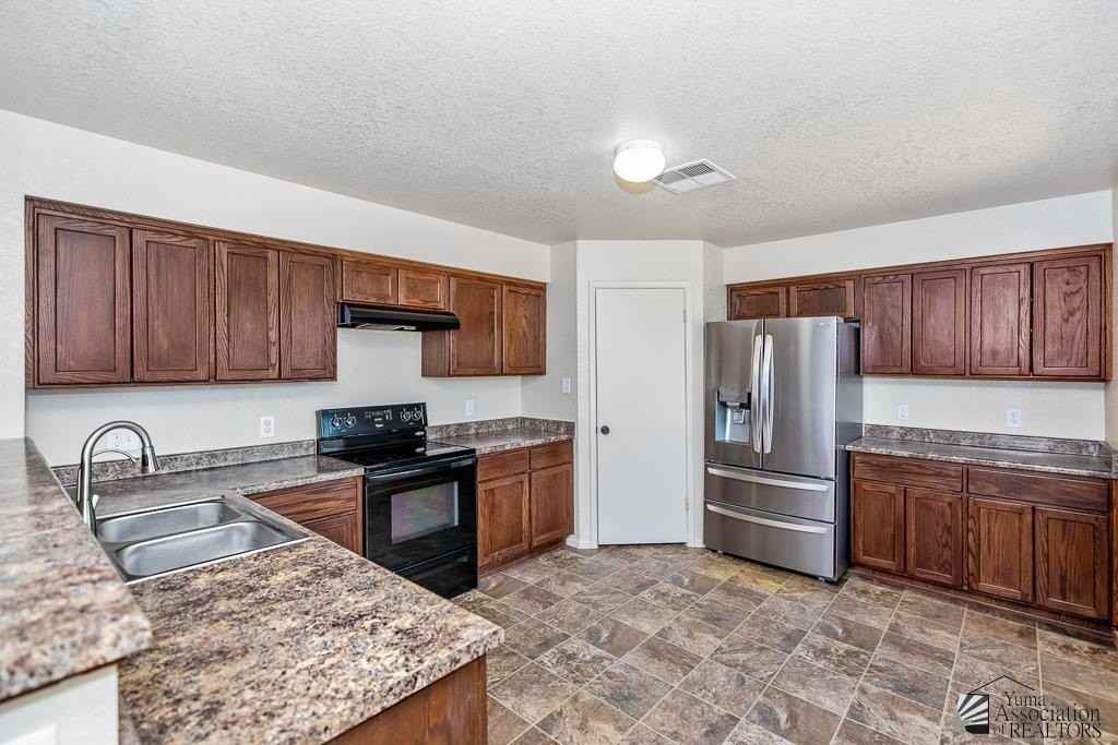 1287 S Fresno Ave - Photo 5 of 17