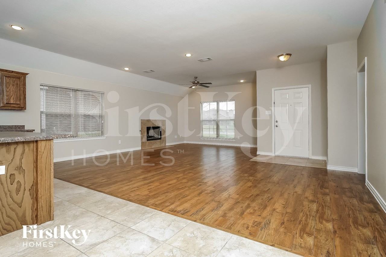 615 Hearthstone Dr - Photo 4 of 15