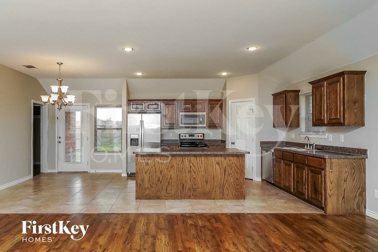 615 Hearthstone Dr - Photo 7 of 15