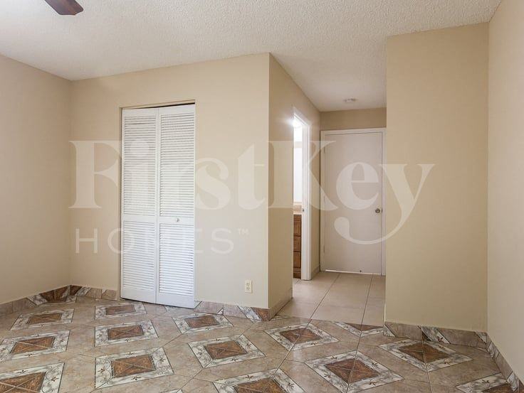 5990 Ithaca Cir W - Photo 7 of 13