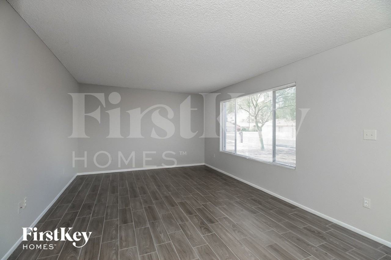 5909 S Palm Dr - Photo 2 of 15