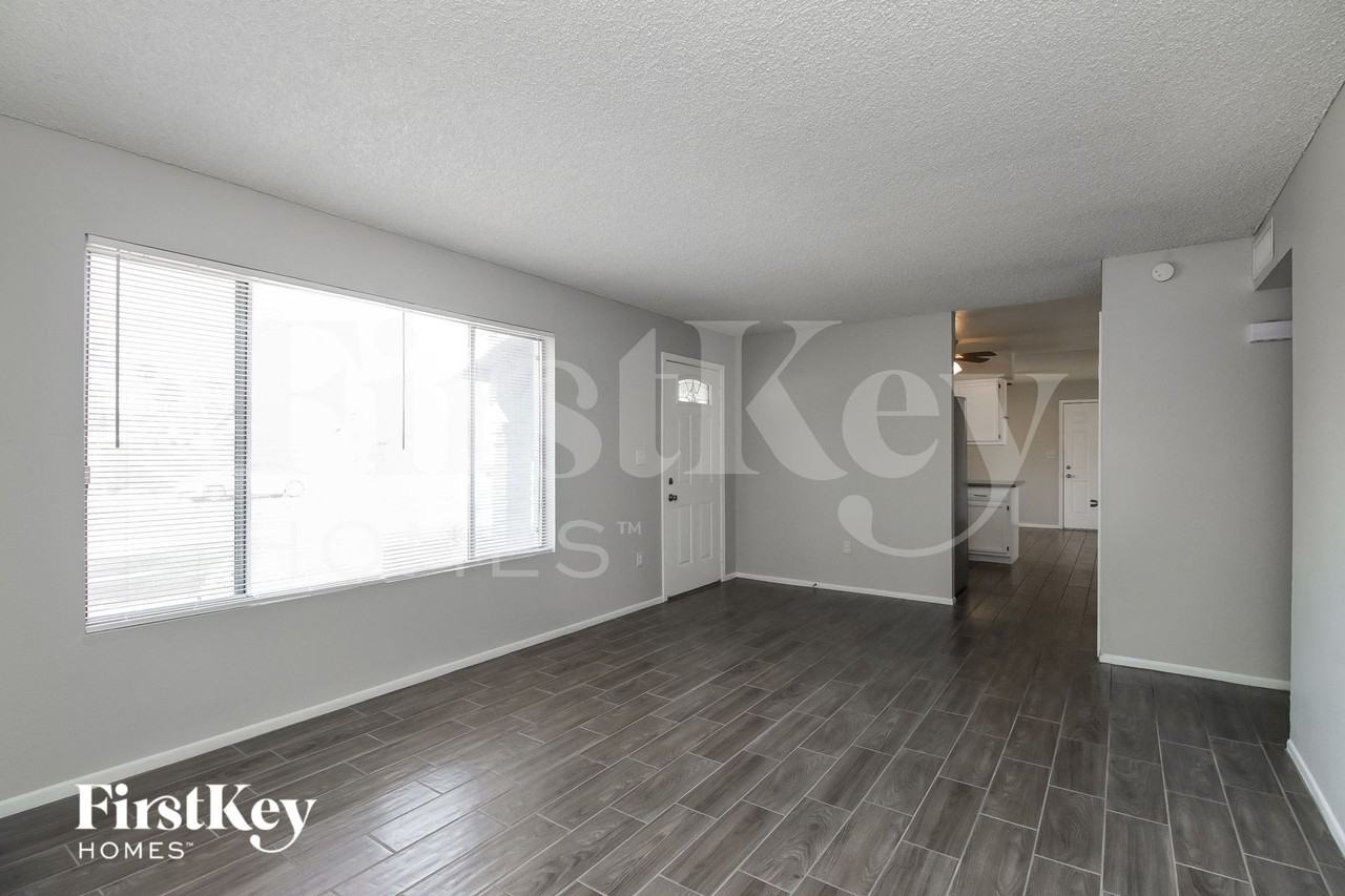 5909 S Palm Dr - Photo 3 of 15
