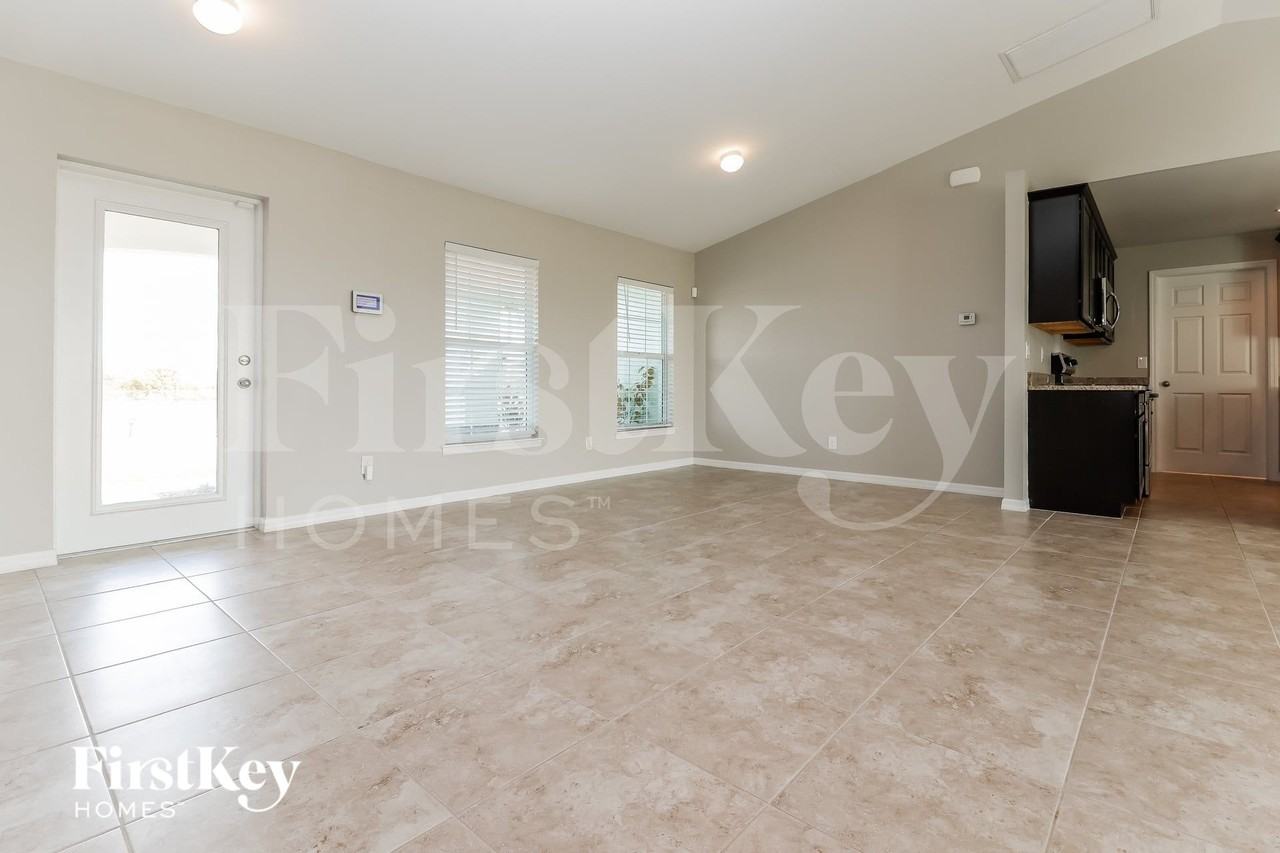 410 Nw 24th Ter - Photo 2 of 15