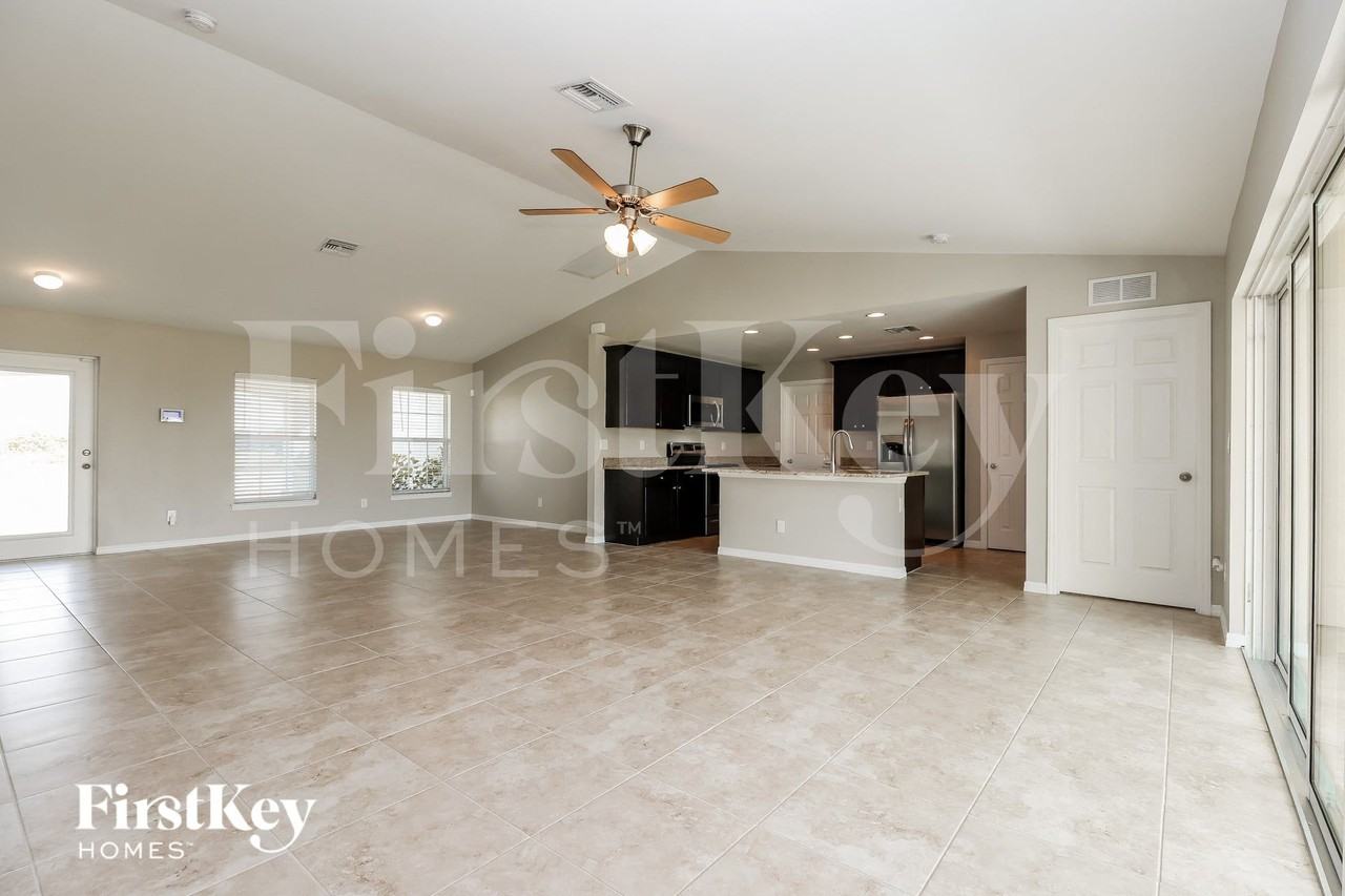 410 Nw 24th Ter - Photo 3 of 15