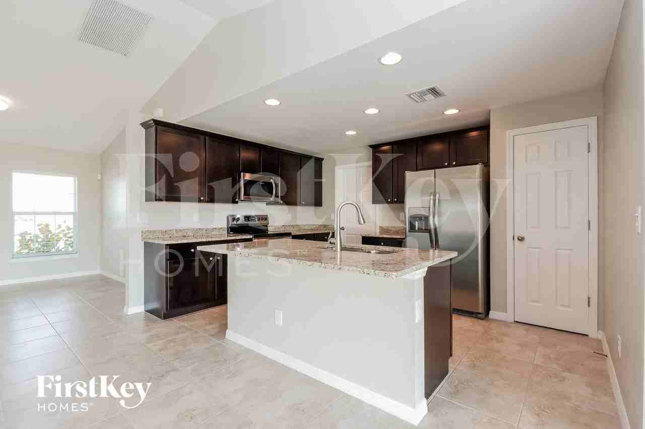 410 Nw 24th Ter - Photo 4 of 15
