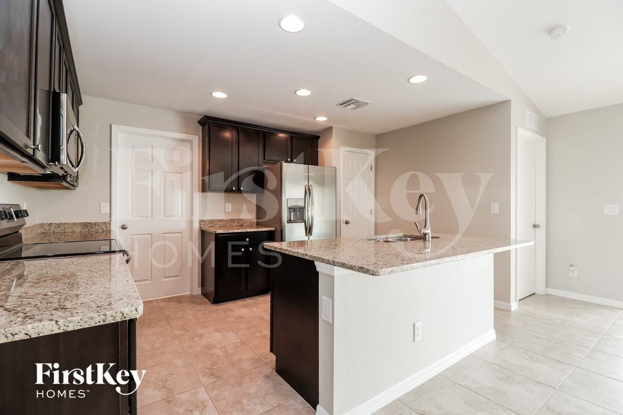 410 Nw 24th Ter - Photo 5 of 15