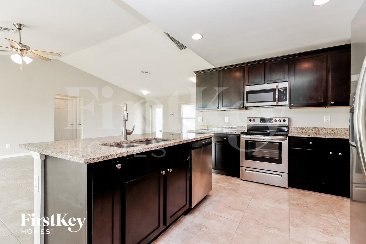 410 Nw 24th Ter - Photo 6 of 15