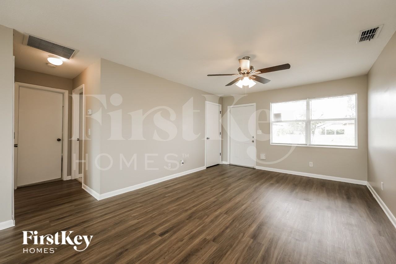 409 Se 4th Ter - Photo 3 of 16