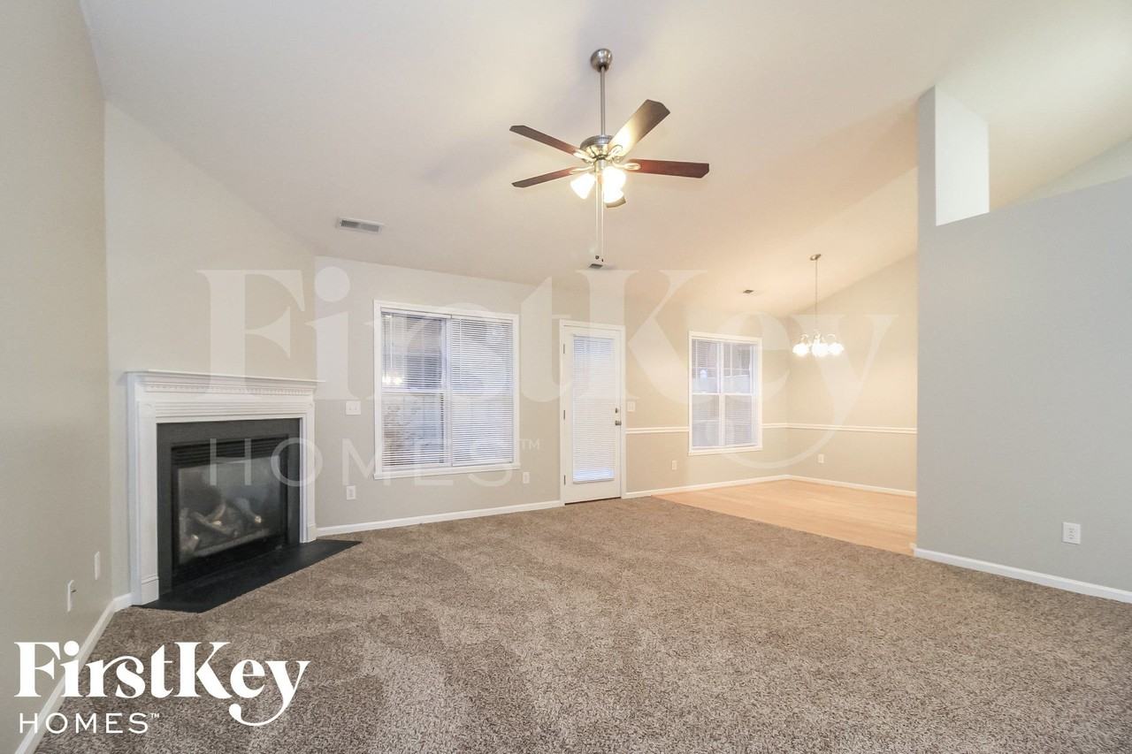 4040 Creekside Ct - Photo 3 of 14