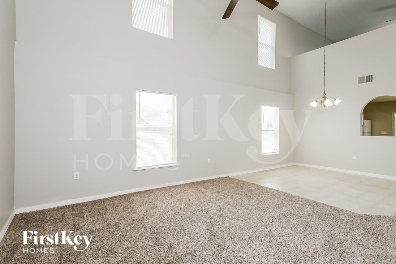 3637 Queens Cove Blvd - Photo 3 of 16