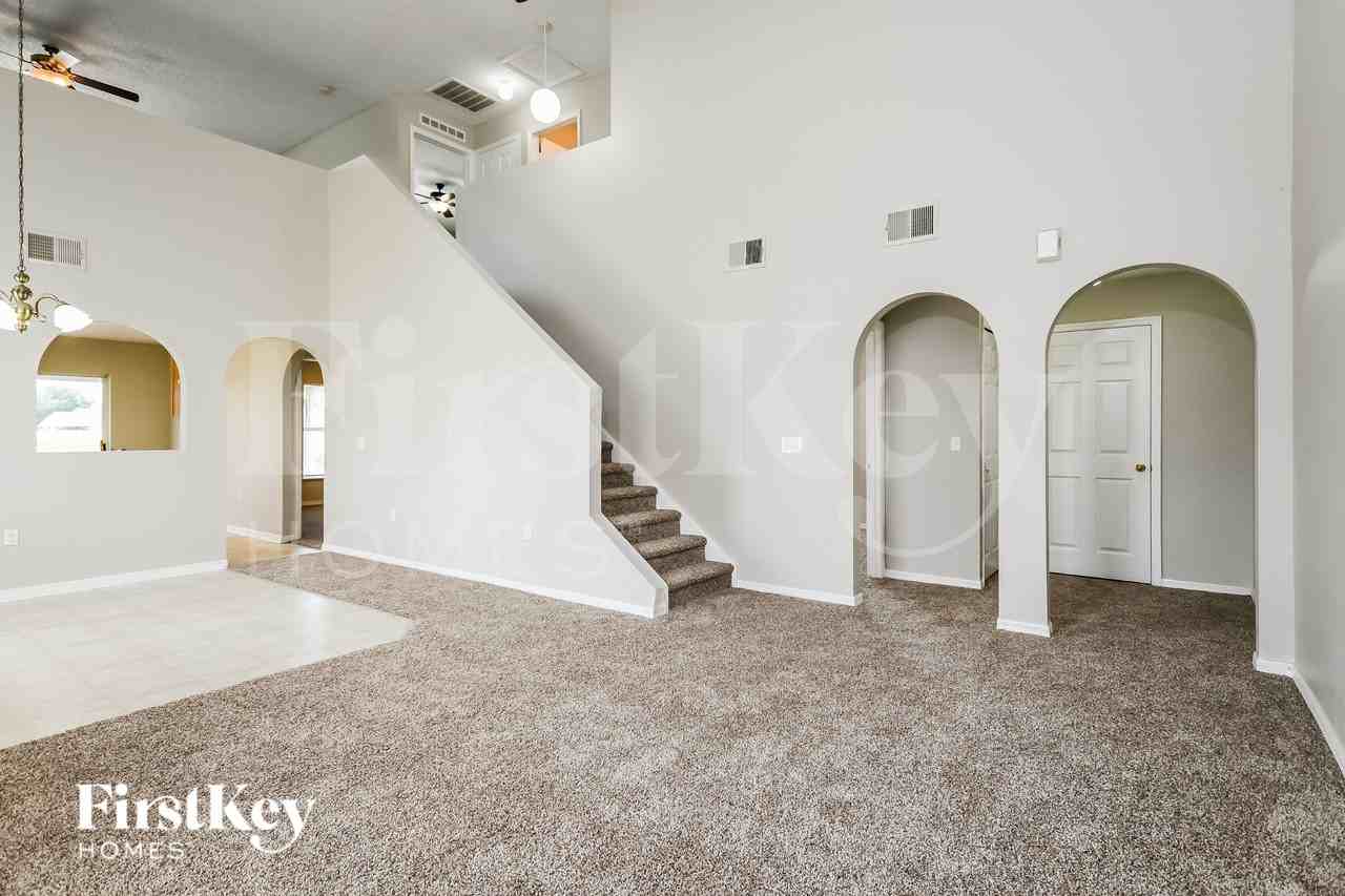 3637 Queens Cove Blvd - Photo 4 of 16