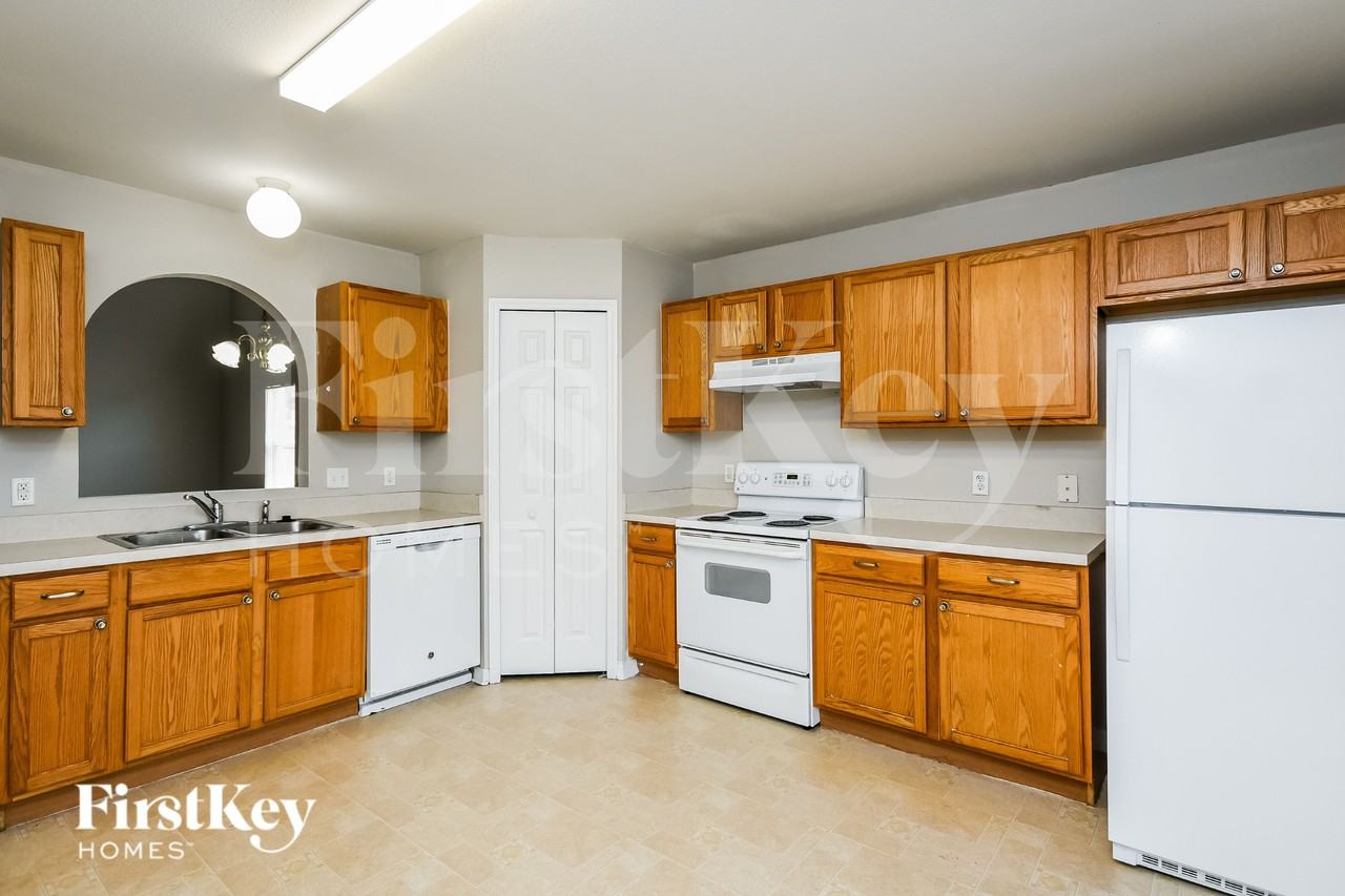 3637 Queens Cove Blvd - Photo 7 of 16