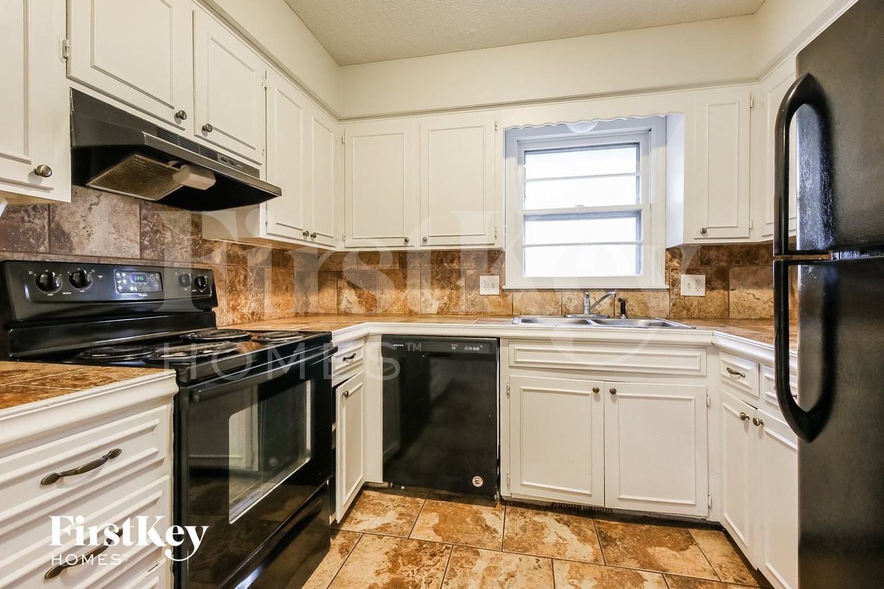 2508 Nw 5th St - Photo 5 of 15