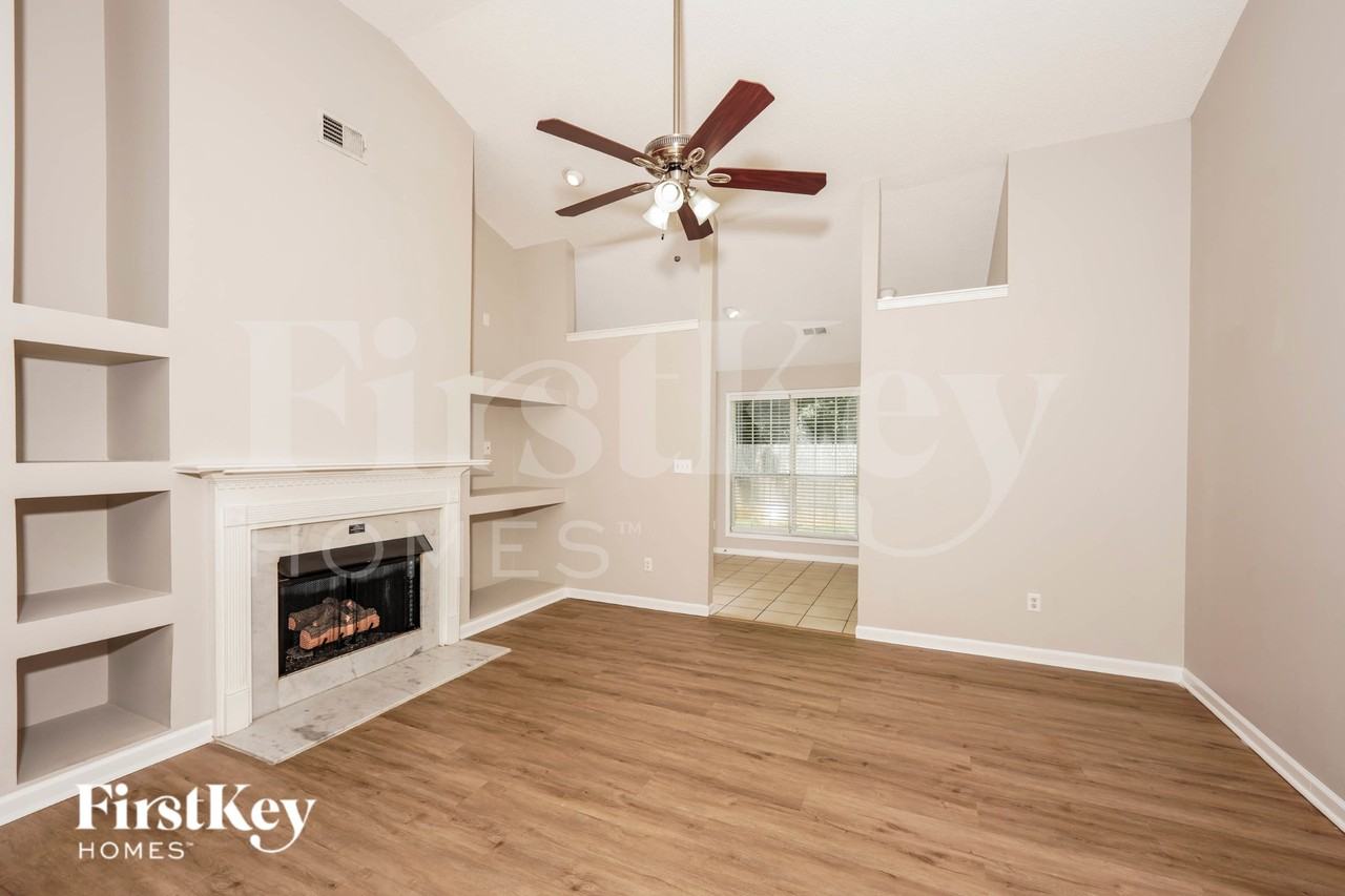 200 Summer Hill Dr - Photo 4 of 19
