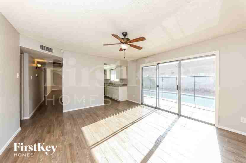 13807 N 52nd Ave - Photo 2 of 16