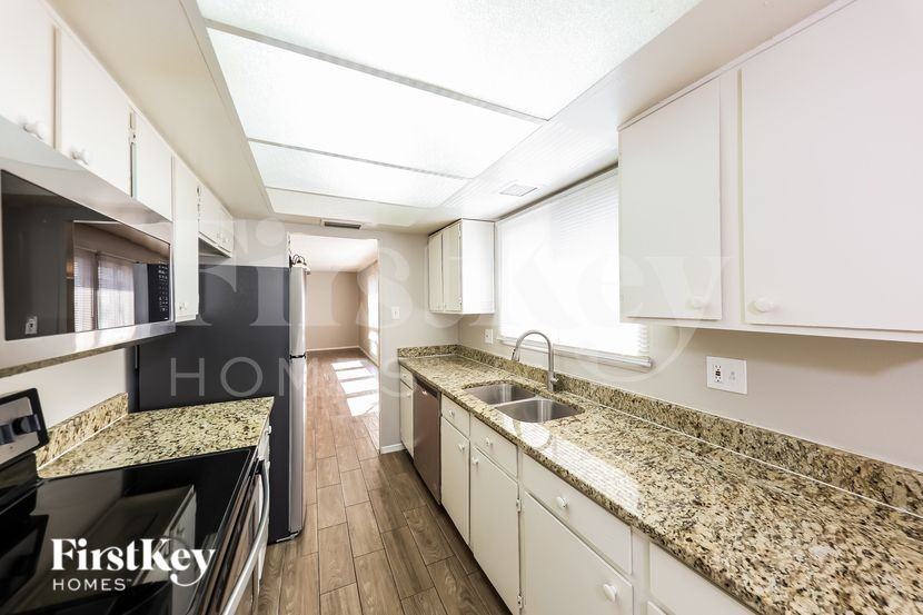 13807 N 52nd Ave - Photo 5 of 16