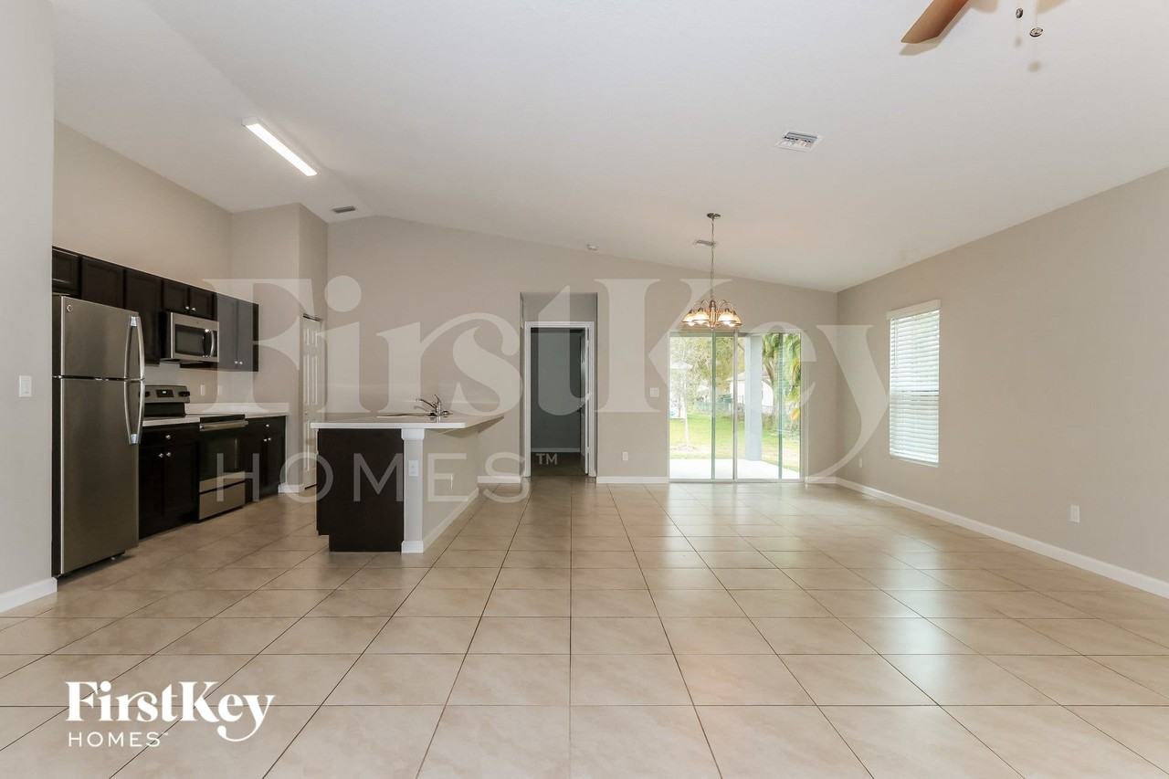 1257 Sw Century Ave - Photo 4 of 15