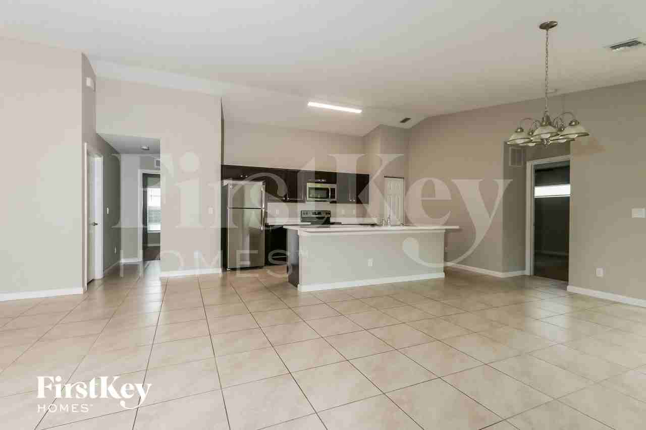 1257 Sw Century Ave - Photo 5 of 15
