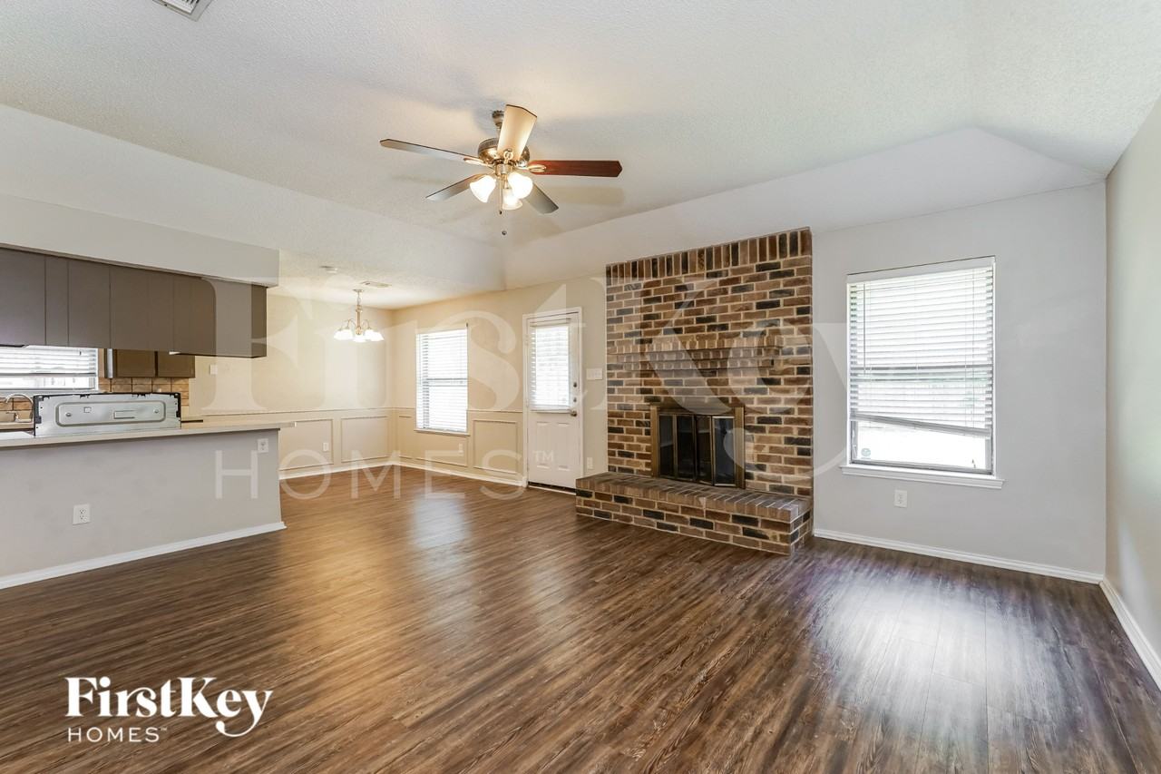 1128 Andrew St - Photo 2 of 16
