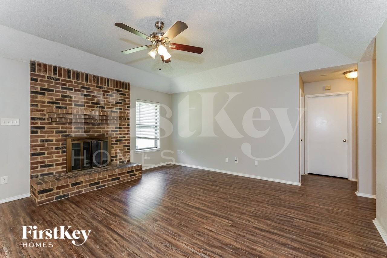 1128 Andrew St - Photo 4 of 16