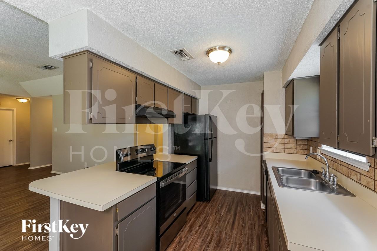 1128 Andrew St - Photo 6 of 16