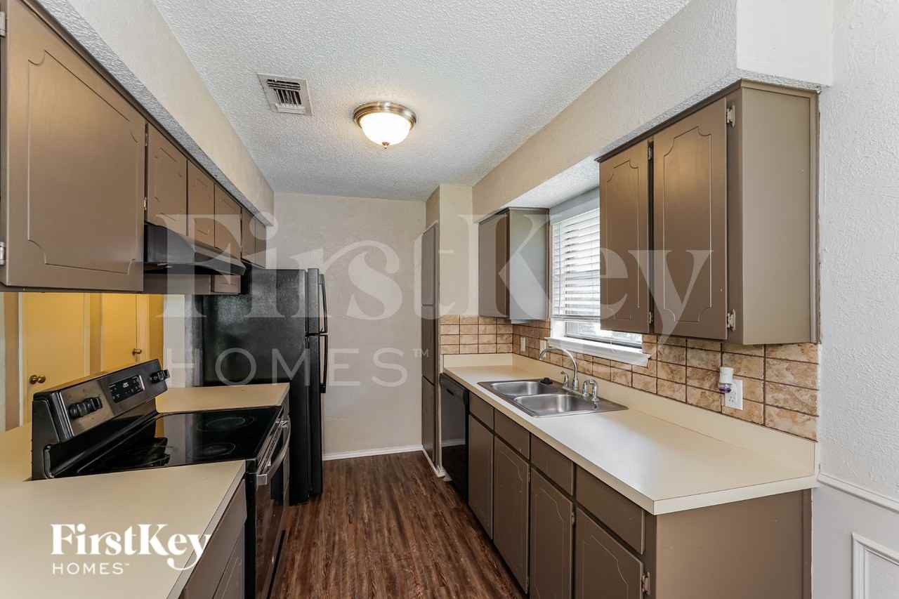 1128 Andrew St - Photo 7 of 16