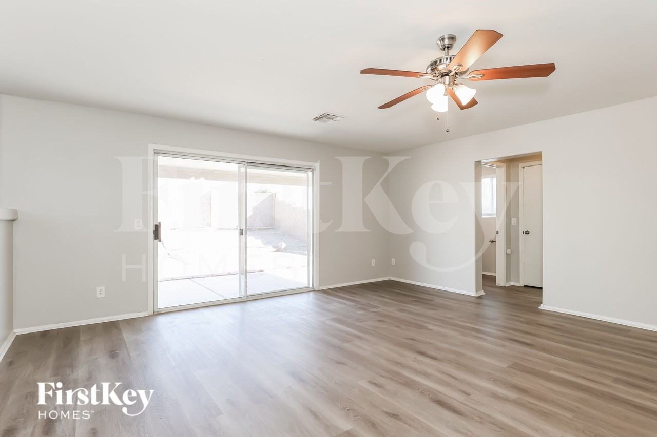 11009 W Frier Dr - Photo 2 of 19
