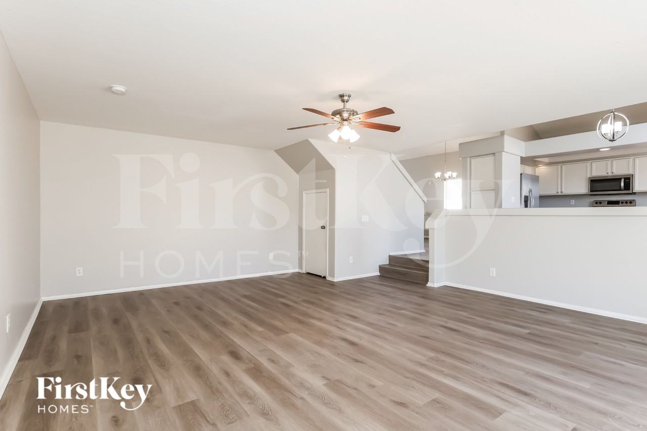 11009 W Frier Dr - Photo 3 of 19