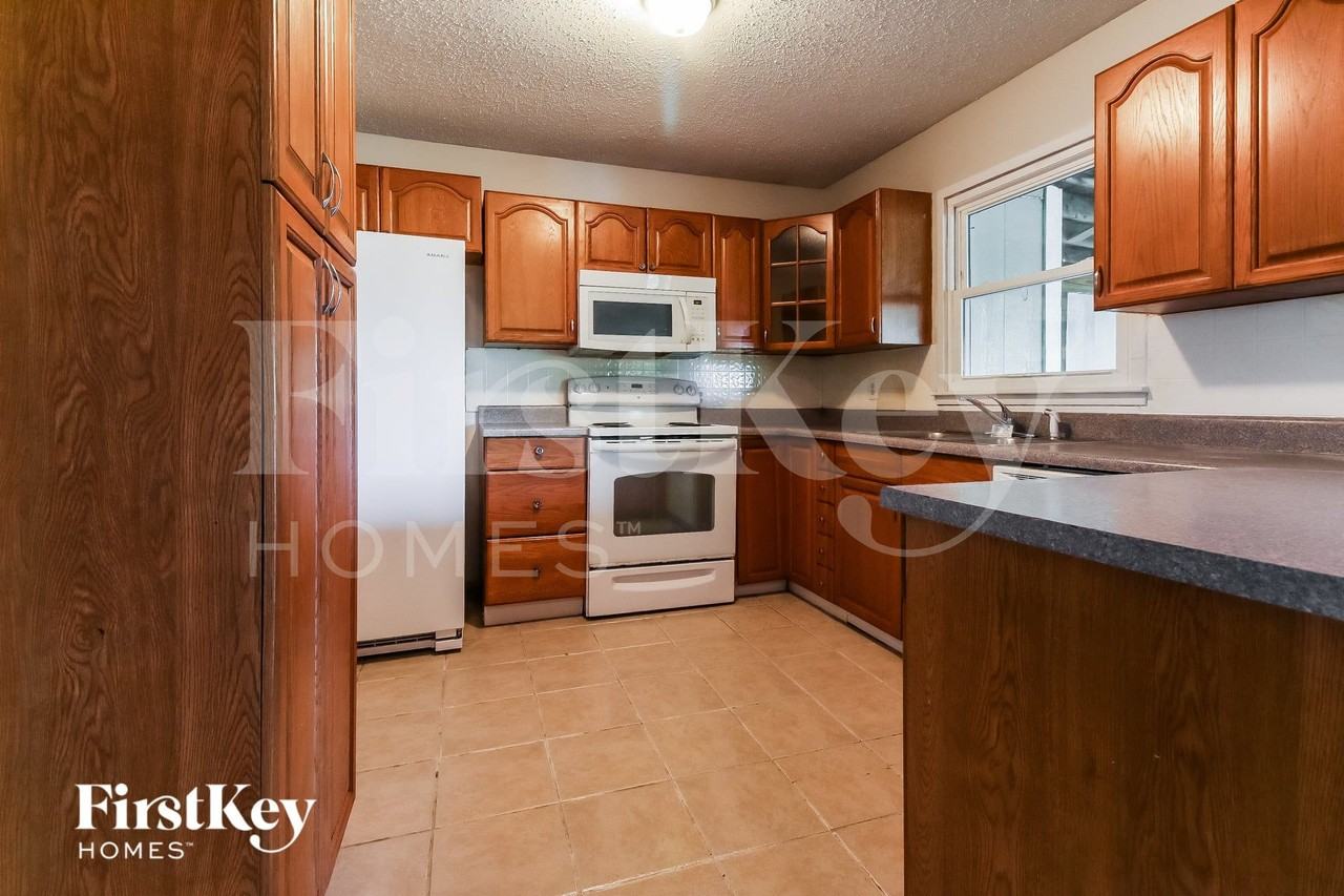 108 Ne 102nd Ter - Photo 6 of 15