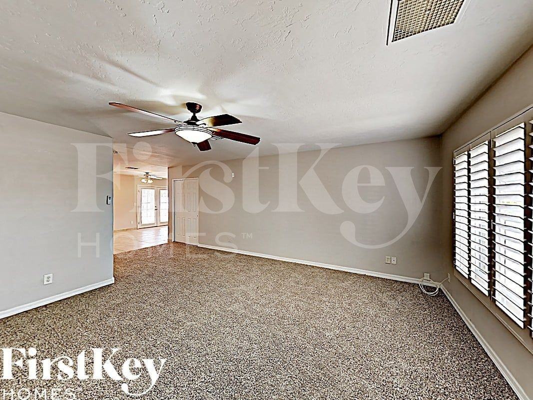 1007 W Utopia Rd - Photo 2 of 15
