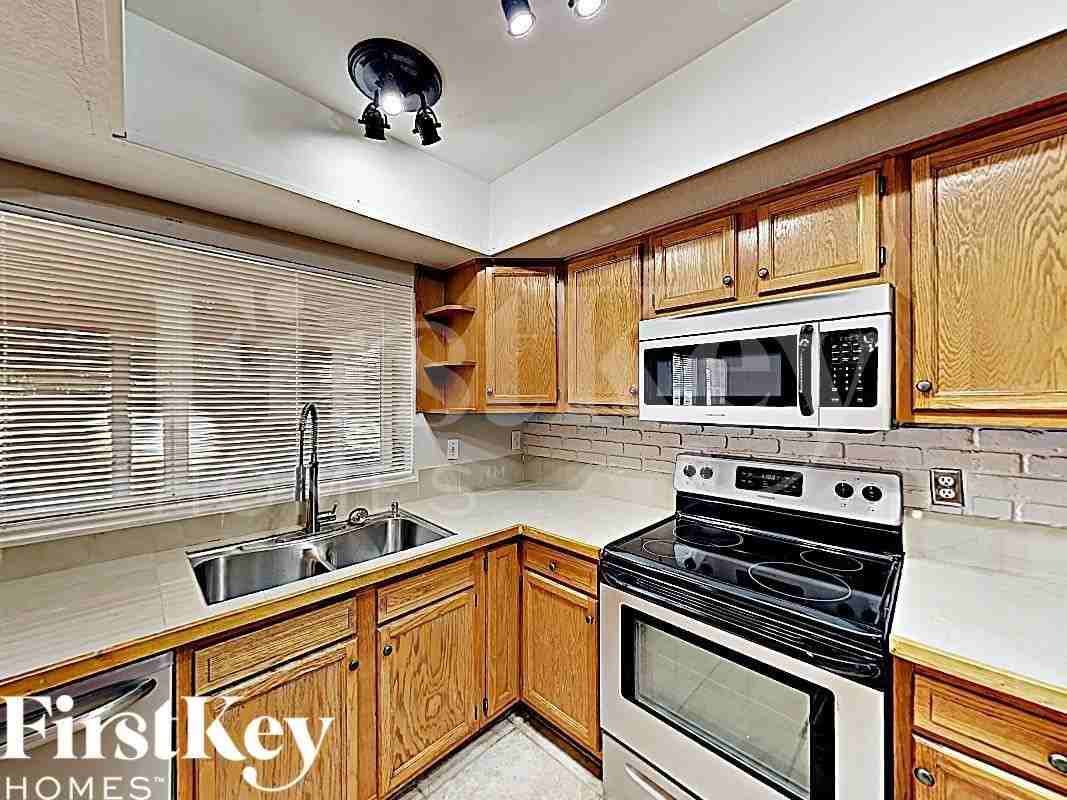 1007 W Utopia Rd - Photo 4 of 15
