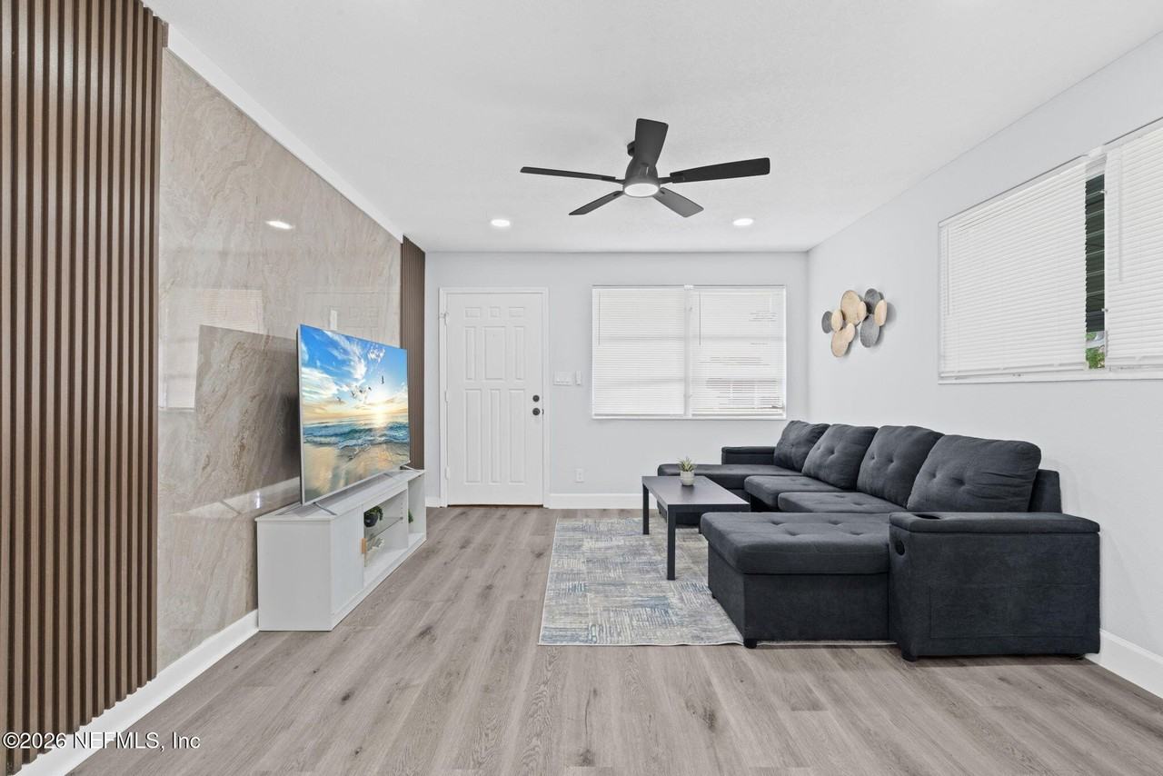 4558 Daughtry Blvd E - Photo 4 of 41