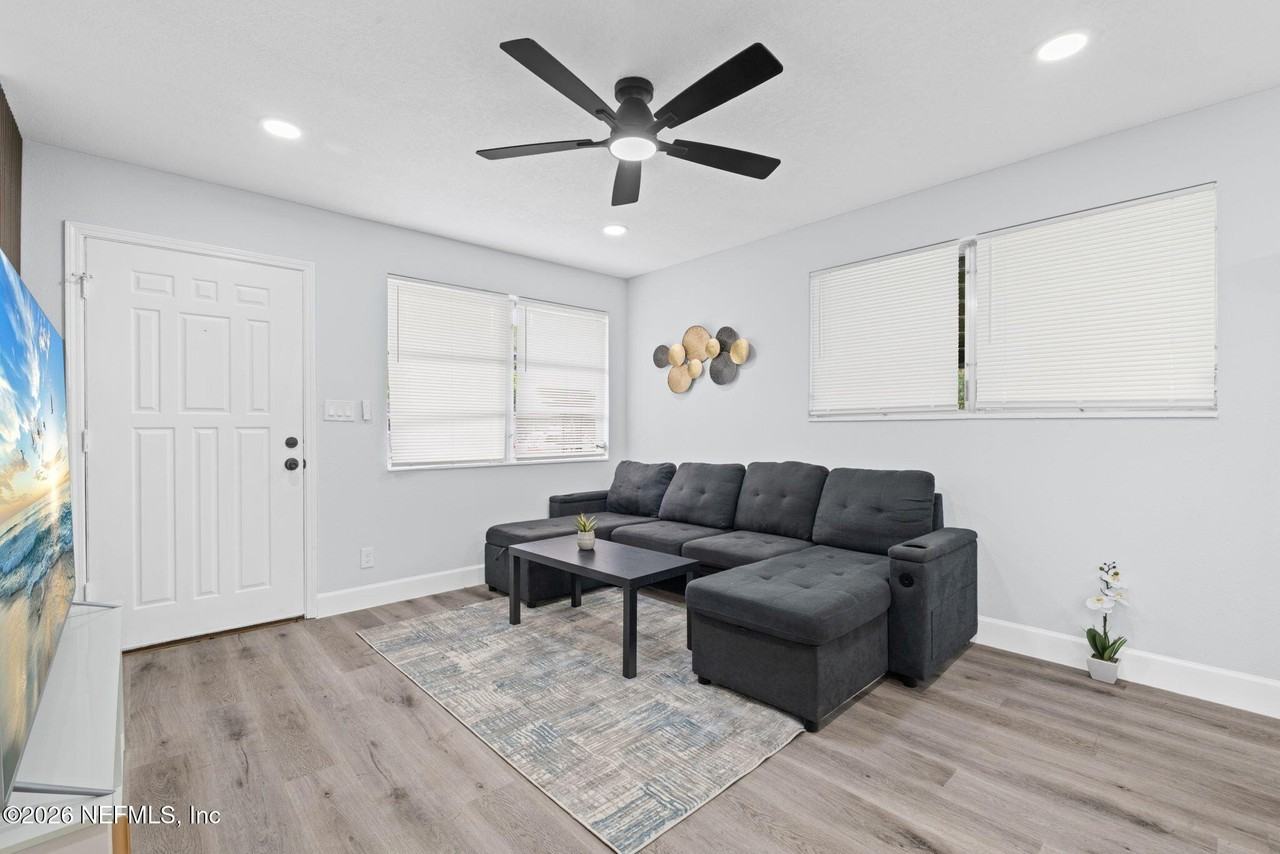 4558 Daughtry Blvd E - Photo 6 of 41