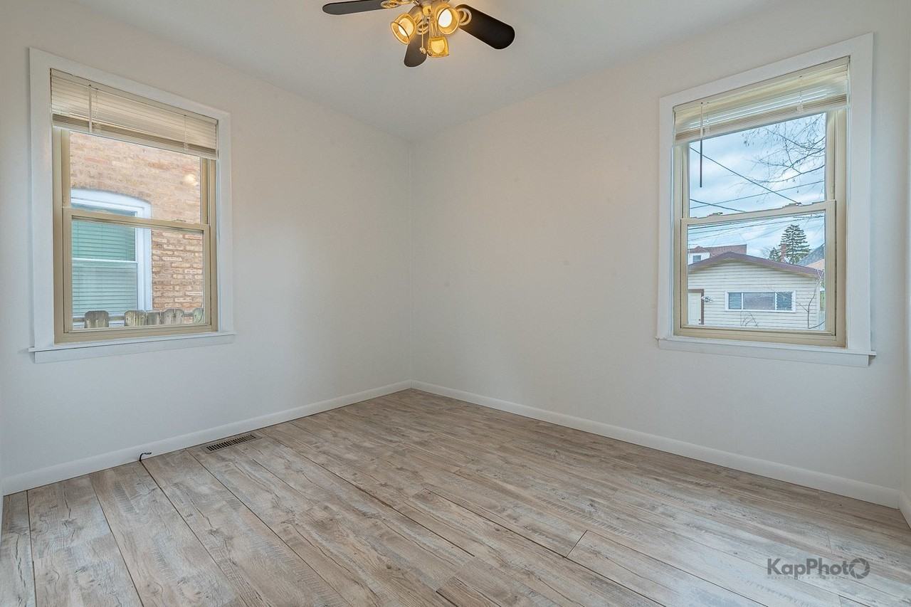 10933 S Avenue H - Photo 7 of 27