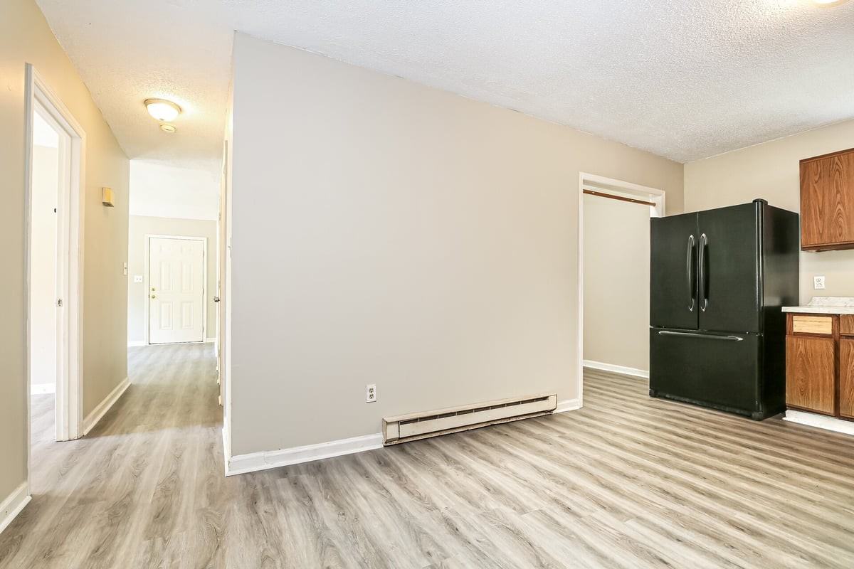 822 Cummins St - Photo 4 of 17