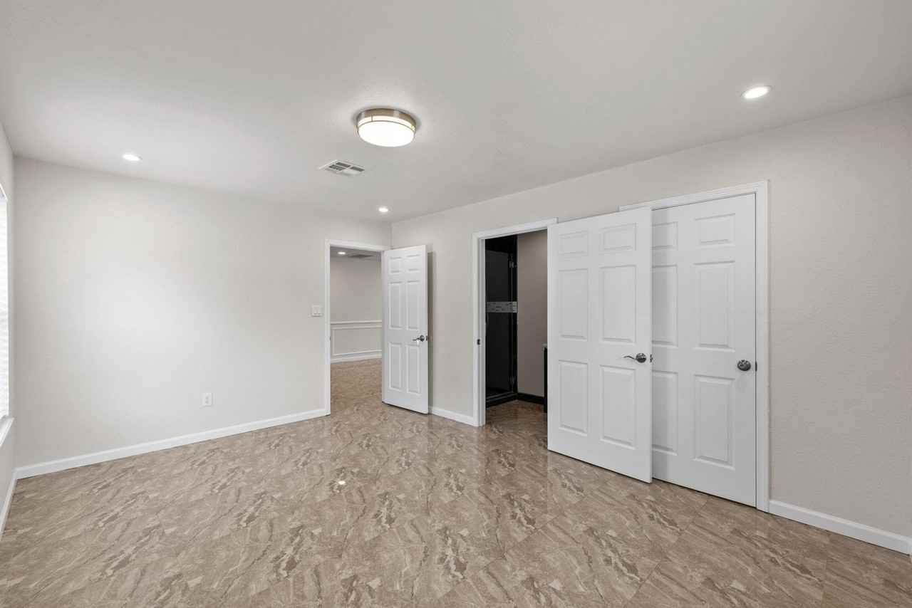 1903 Pinewoods Way - Photo 6 of 14