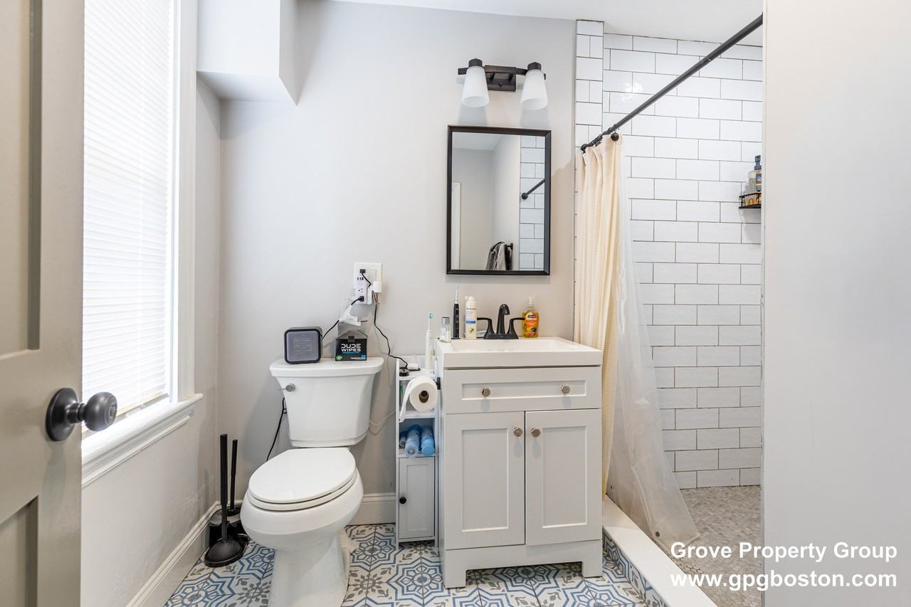 628 E 6th St #2 - Photo 4 of 20