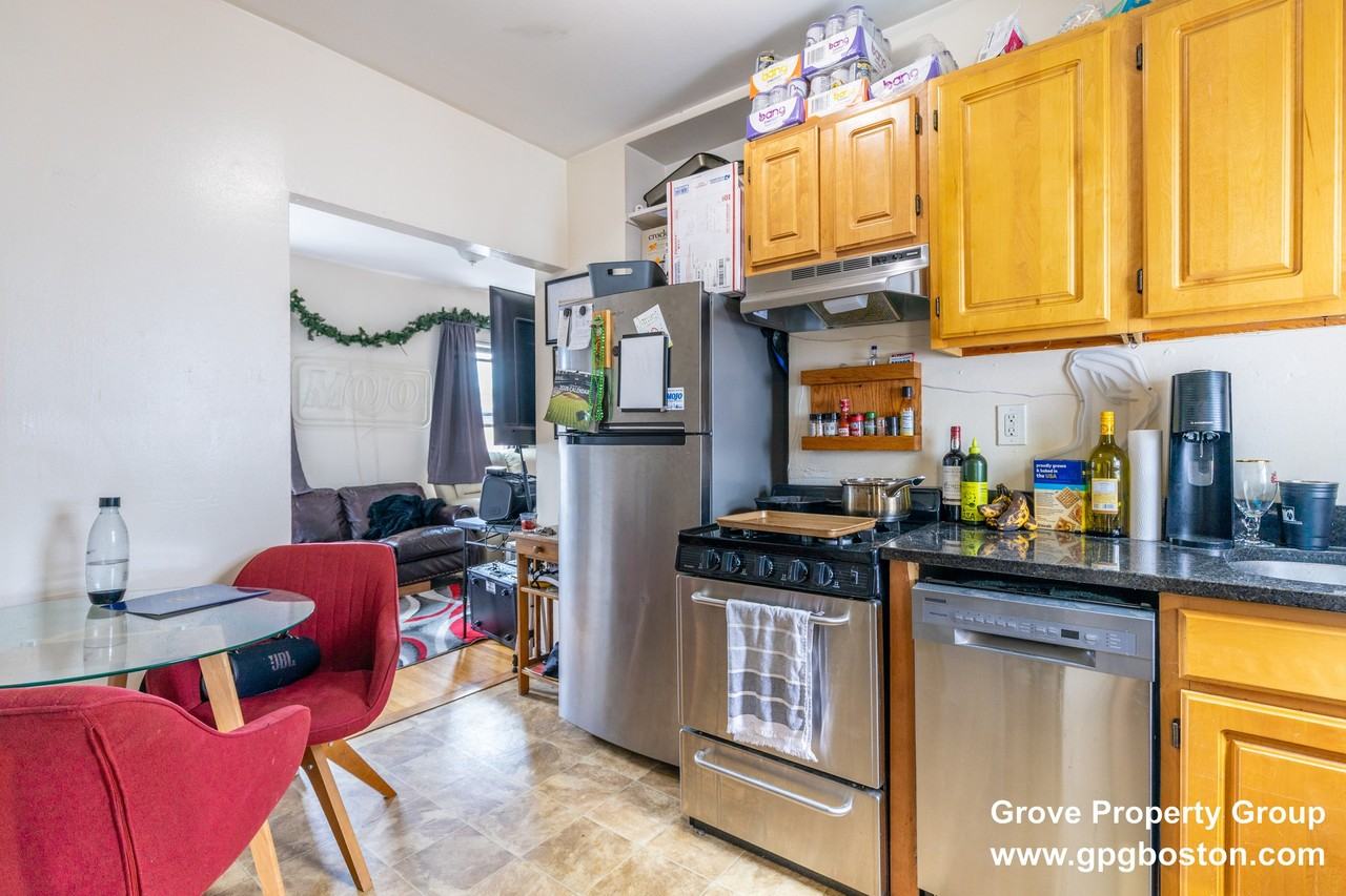218 W 8th St #3