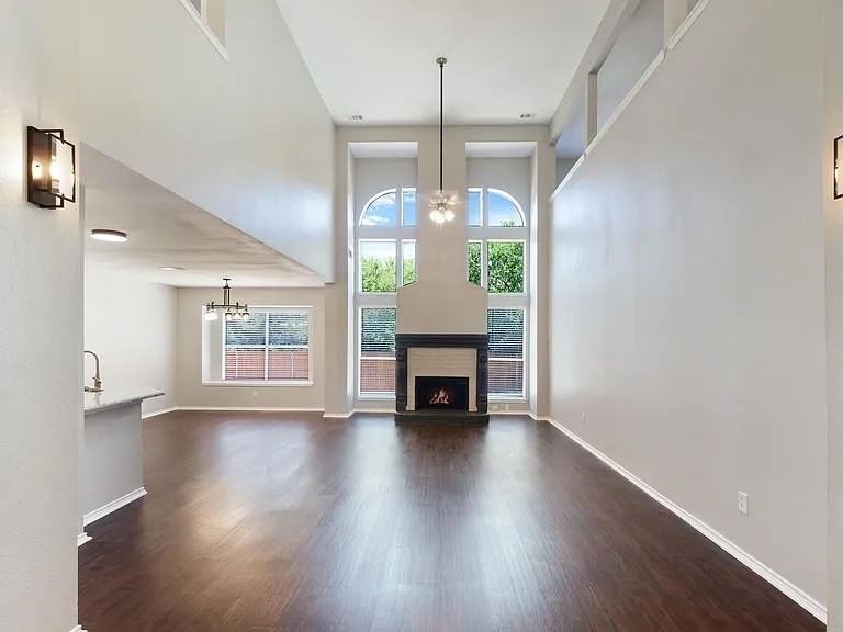 4729 Woodhaven Ln - Photo 4 of 26