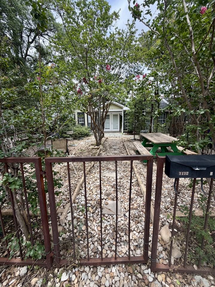 1112 E 9th St #B - Photo 2 of 2