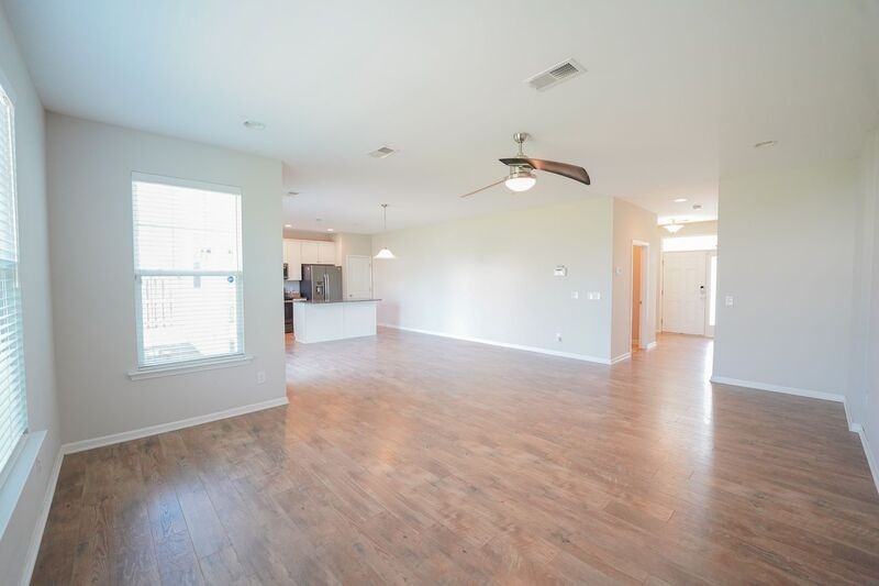 215 Shelton St - Photo 6 of 41