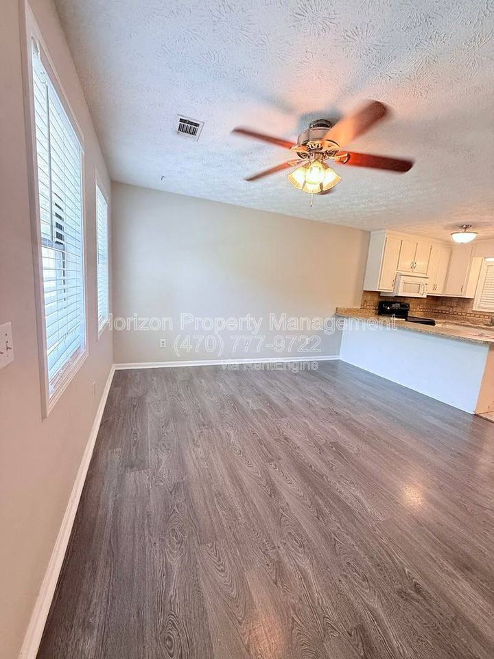 1670 Lakeside Trl - Photo 2 of 10