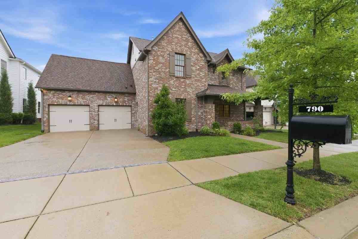 790 Fontwell Ln - Photo 3 of 10