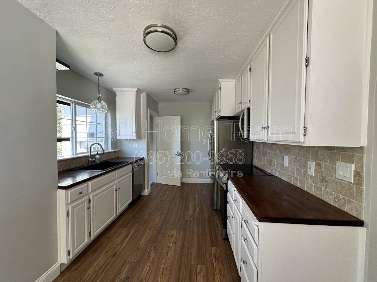 33 Sylvia Dr - Photo 2 of 10