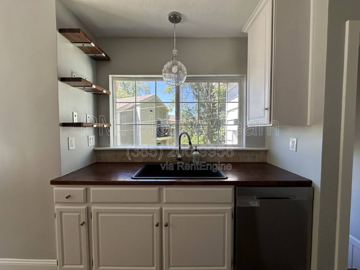 33 Sylvia Dr - Photo 3 of 10