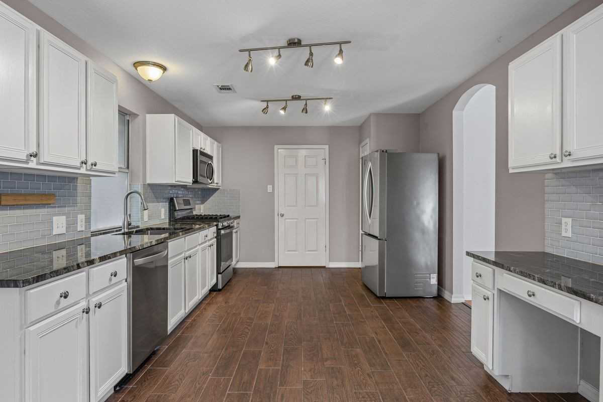 11304 Avering Ln - Photo 5 of 13