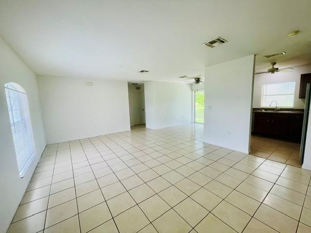 434 Pickford Ave - Photo 3 of 15