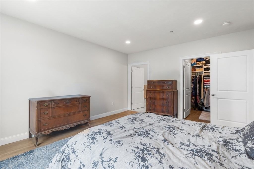 320 Middlesex Ave - Photo 2 of 18