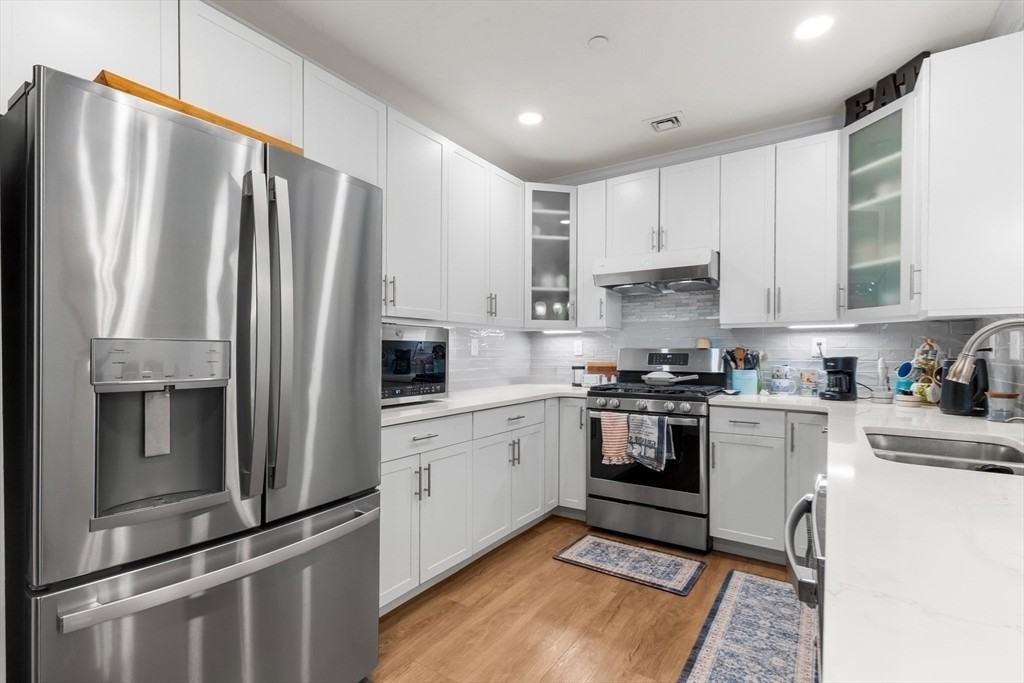 320 Middlesex Ave - Photo 4 of 18