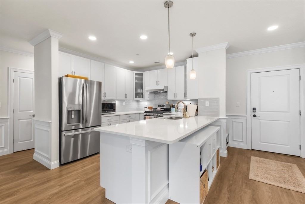 320 Middlesex Ave - Photo 7 of 18